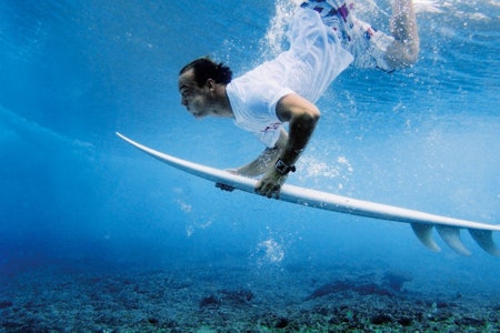 GOD TRIM: Å herje under vann er naturlig nok ganske slitsomt, og jo sprekere du er, jo lettere er det å bli en god surfer. Foto: Christian Nerdrum Tren surfing trening