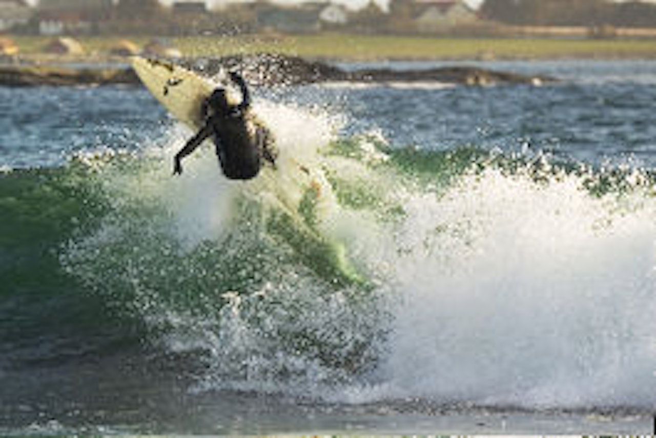 Det tar tid å lære å ta bølgen slik som Åge Obrestad gjør her på Jæren. Foto: Truls Schaal