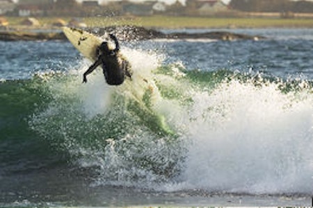 Det tar tid å lære å ta bølgen slik som Åge Obrestad gjør her på Jæren. Foto: Truls Schaal Det tar tid å lære å ta bølgen slik som Åge Obrestad gjør her på Jæren. Foto: Truls Schaal