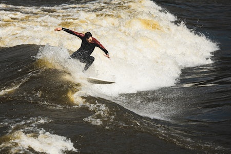 ALT SKAL VRIS: Surfing innebærer at man vrir brettet mye lenger rundt enn på ski og snowboard. Derfor må nødvendigvis kroppsposisjonen også være en helt annen. Phil Pope tar med seg bevegelsen hele veien fra føtter, til ankler, knær, hofter og videre opp i overkroppen. Bilde: Christian Nerdrum ALT SKAL VRIS: Surfing innebærer at man vrir brettet mye lenger rundt enn på ski og snowboard. Derfor må nødvendigvis kroppsposisjonen også være en helt annen. Phil Pope tar med seg bevegelsen hele veien fra føtter, til ankler, knær, hofter og videre opp i overkroppen. Bilde: Christian Nerdrum