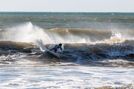 FRONTSIDE CUTBACK: En korrekt cutback krever at Luca P. Guichard dedikerer hele kroppen 100 prosent. Sving armene rundt, vri skuldre og blikk inn tilbake i skummet, bøy fremste ben og legg et pent skjær i med hele brettet i vannet. Foto: Kjetil Isaksen Cutback