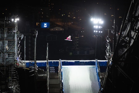 SVEVDE OVER OSLO: Kjersti Buaas på vei mot X Games-medalje i Oslo. Foto: Snowboardforbundet/Process Films