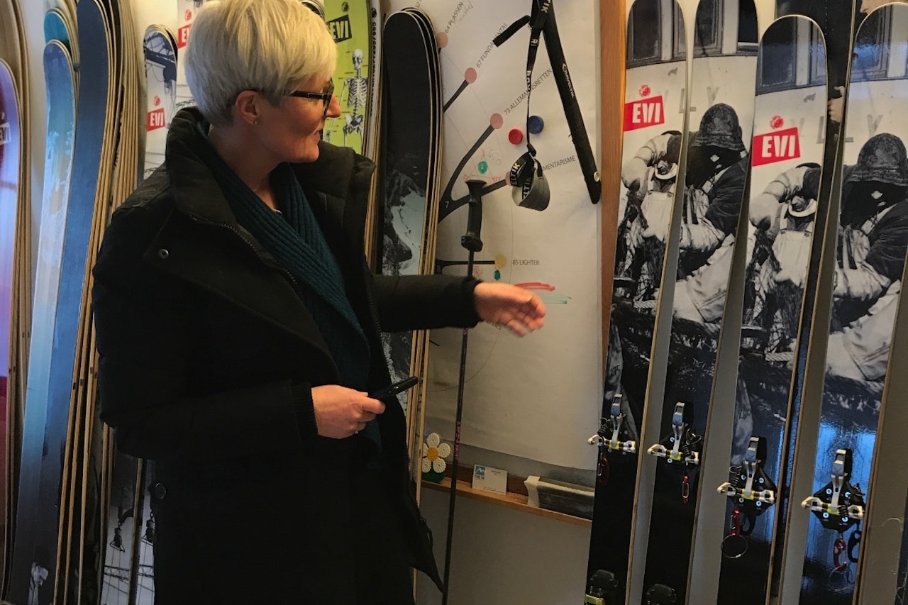 SKIGAVE: Det var disse skiene Prinsesse Ingrid Alexandra fikk i gave. Her er forøvrig ordfører i Oppdal kommune, Kirsti Johanne Welander, med skiene. Foto: Endre Hals