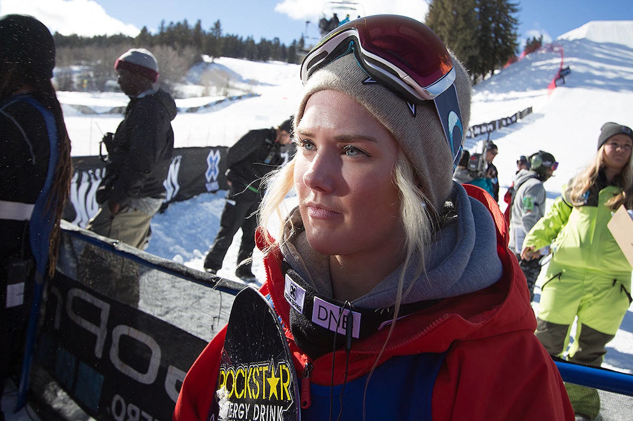 LEGGER OPP: Silje Norendal (27) legger brettet på hylla. Foto: Anders Holtet Silje Norendal