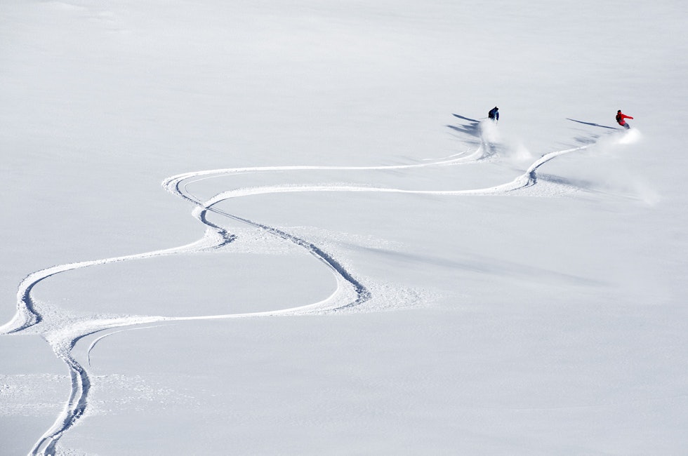 Andreas Wiig og Even Sigstad signerer nysnøen i Narvik. Brett og ski, hånd i hånd. Bilde: Frode Sandbech