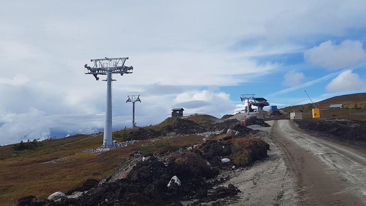 BYGGER FOR FULLT: På Norefjell bygges det splitter ny stolheis for harde livet i disse dager. Foto: Geir Bottolfs BYGGER FOR FULLT: På Norefjell bygges det splitter ny stolheis for harde livet i disse dager. Foto: Geir Bottolfs