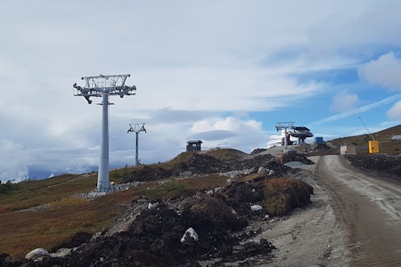 BYGGER FOR FULLT: På Norefjell bygges det splitter ny stolheis for harde livet i disse dager. Foto: Geir Bottolfs