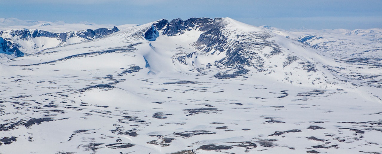 Snøhetta-massivet med Vesttoppen til venstre og Stortoppen til høyre. Foto: Espen Schive/Toppturer i Norge Snøhetta Topptur Dovrefjell