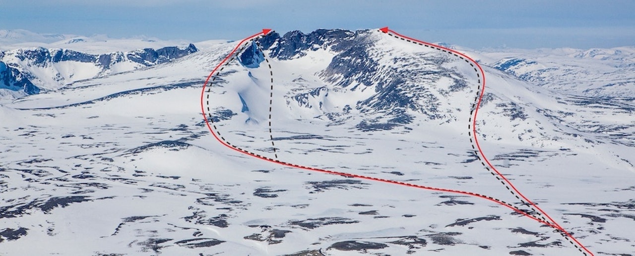Snøhetta-massivet med Vesttoppen til venstre og Stortoppen til høyre. For å unngå bratt terreng, anbefales et rutevalg som runder ut mot høyre sammenlignet med det som er tegnet inn på bildet. Foto: Espen Schive/Toppturer i Norge