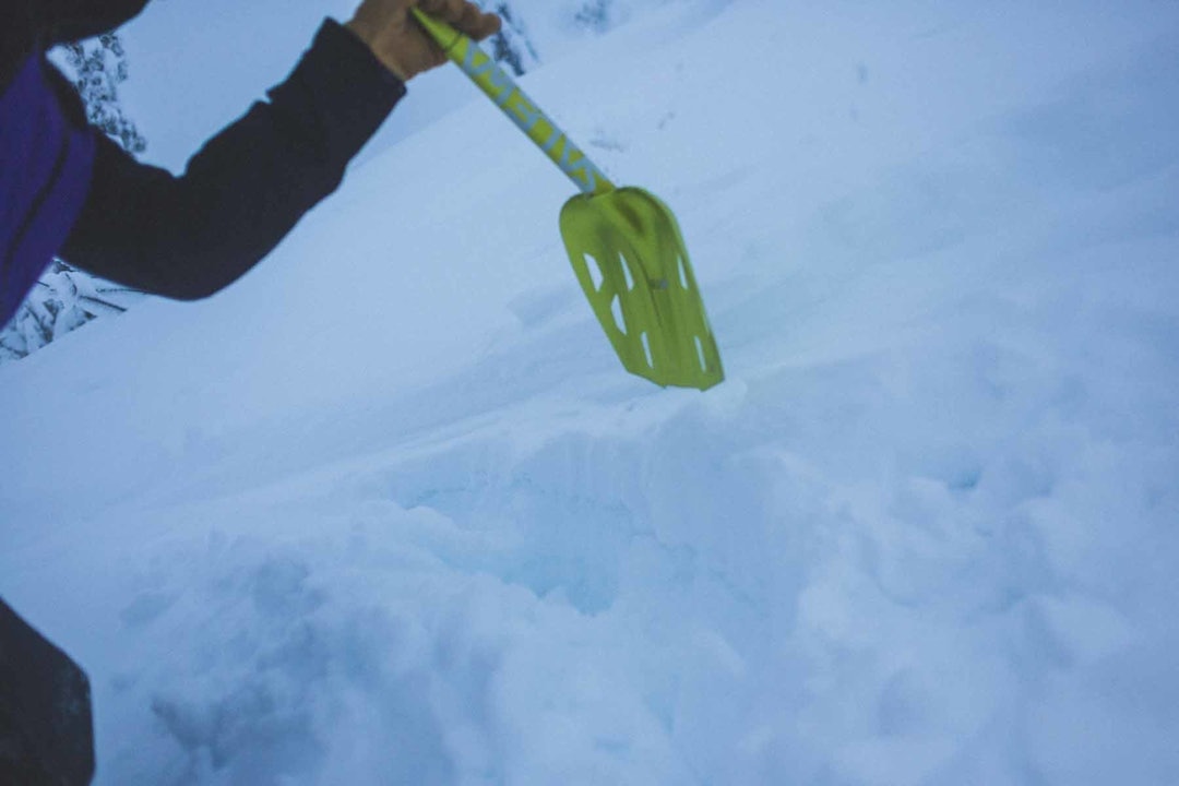 VIKTIG KUNNSKAP: Lær deg hvordan du graver mest hensiktsmessig dersom kompisen din blir tatt av snøskred. Foto: Kristoffer Kippernes