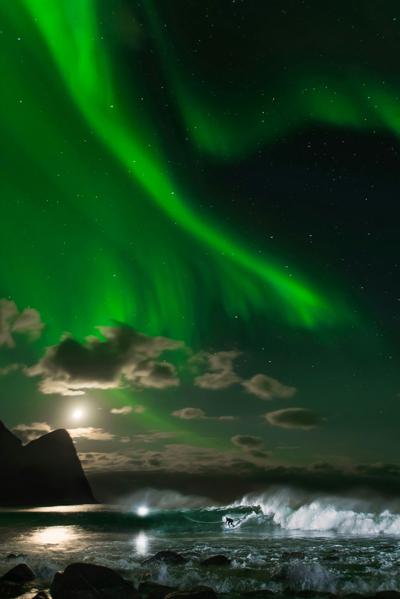Det vakre, vakre nordlyset kom til Lofoten mens Fanning var der. Foto: Emil Kjos Sollie og Mats Grimseth