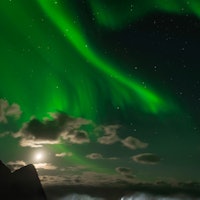 Det vakre, vakre nordlyset kom til Lofoten mens Fanning var der. Foto: Emil Kjos Sollie og Mats Grimseth