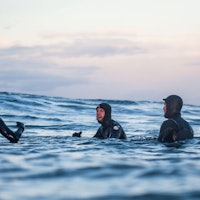Mick Fanning storkoser seg i vannet i Lofoten. Foto: Trevor Moran Mick Fanning storkoser seg i vannet i Lofoten. Foto: Trevor Moran