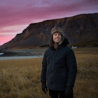 Mick Fanning hyller de vakre omgivelsene i Lofoten. Foto: Mats Grimsæth