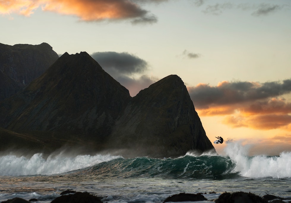 STJERNE I LUFTEN: Mick Fanning svever høyt på Unstad i Lofoten. Foto: Emil Kjos Sollie STJERNE I LUFTEN: Mick Fanning svever høyt på Unstad i Lofoten. Foto: Emil Kjos Sollie
