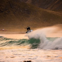 Mick Fanning i en bølge i Lofoten. Foto: Mats Grimsæth