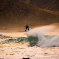 Mick Fanning i en bølge i Lofoten. Foto: Mats Grimsæth Mick Fanning i en bølge i Lofoten. Foto: Mats Grimsæth