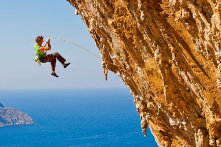 NÅR TAKET GLIPPER: Å falle kan være relativt risikofritt om det er langt ned til bakken, veggen er svakt overhengende og sikrer følger med.. Foto: Terje Aamodt Fall klatring ledklatring