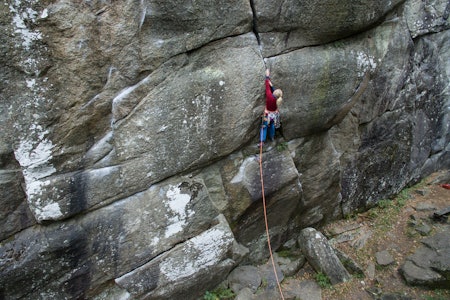 Paula Voldner forklarer hvordan kamkilene skal settes i veggen. Foto: Christian Nerdrum kamkiler guide paula voldner klatreskolen fri flyt klatring