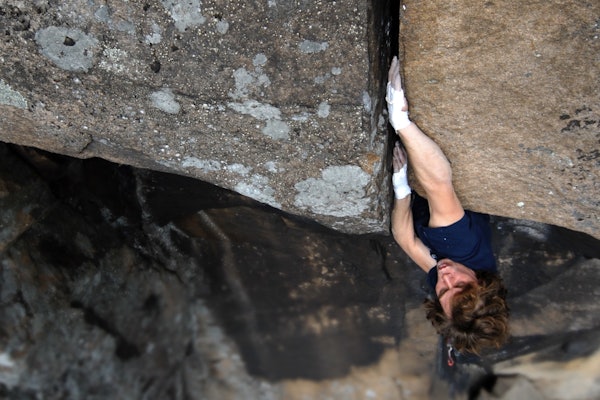Klassiker: Rein Leidal på Tor Line (7-) på Häller. De fleste er vel enige om at ruta er noe undergradert. Foto: Dag Hagen bohuslän heller rein Leidal Tor line (7-)