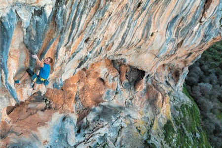 KLATREREISER OG KORONA: Hvordan er det å dra til Spania nå? Hva gjelder for deg? Her får du den fulle oversikten over de mest kjente destinasjonene. Avbildet er Sindre Sæther i Villanueva del Rosari på Chilam Balam (9b) i Spania. Foto: Henning Wang KLATREREISER OG KORONA: Hvordan er det å dra til Spania nå? Hva gjelder for deg? Her får du den fulle oversikten over de mest kjente destinasjonene. Avbildet er Sindre Sæther i Villanueva del Rosari på Chilam Balam (9b) i Spania. Foto: Henning Wang