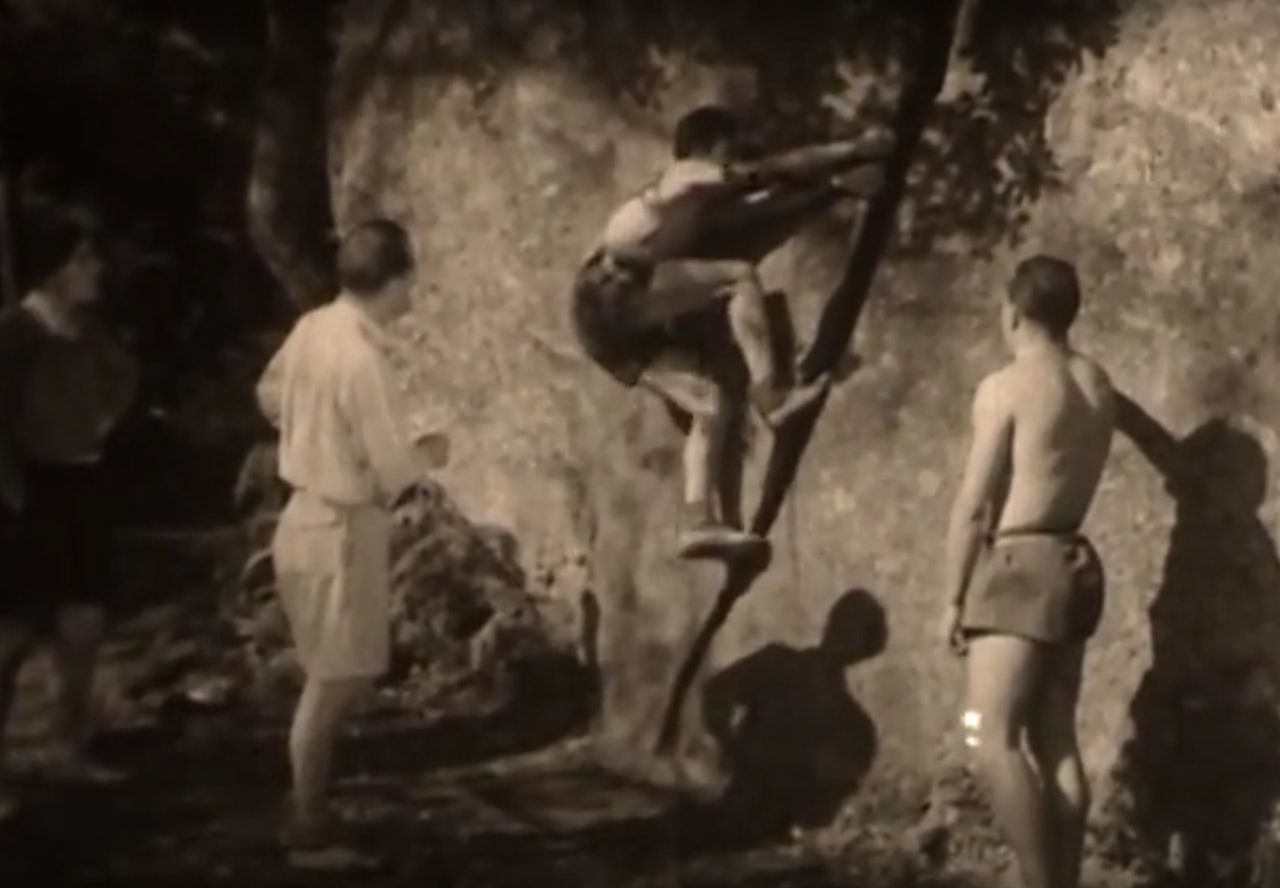 GAMLEKARA: Slik kunne det se ut når ivrige buldrer oppsøkte Fontainebleau på oldefars tid.  Buldrere klatrer på stein i Fontainebleau