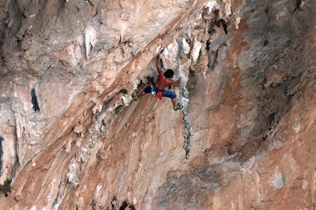 VELTRENT: Er målet ditt å gå en slik rute bør du legge deg i hardtrening og unngå stagnasjon. Henning Wang klatrer den 70 meter lange Morgan Adam est une andalouse (8b) på Kalymnos. Foto: Dag Hagen