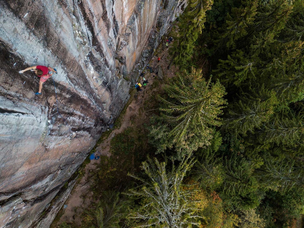 PROSJEKTET: Erik Grandelius på Fuglesang-prosjektet på Bergflødt i Lier. Linja følger to sømmer i fjellet på de sorte delene av veggen. Foto Thomas Kleiven