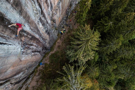 PROSJEKTET: Erik Grandelius på Fuglesang-prosjektet på Bergflødt i Lier. Linja følger to sømmer i fjellet på de sorte delene av veggen. Foto Thomas Kleiven