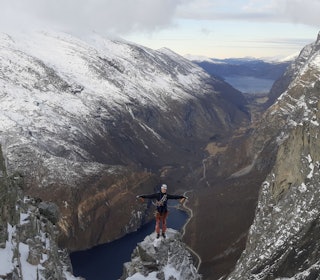Uttopping på ruta "Kaptein Rødskjegg" på Katedralveggen i Litldalen. Foto: Nelson Neirinck Eivind Hugaas alpinklatring