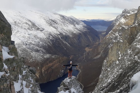 Uttopping på ruta "Kaptein Rødskjegg" på Katedralveggen i Litldalen. Foto: Nelson Neirinck Eivind Hugaas alpinklatring