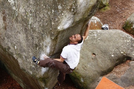 Highball: På Lady big Claque (7A+) i Fontainebleau trenger man både god spotting og solid padding. Begge deler er vel her så som så, når Jan-Fredrik Prytz bryter seg opp eggen. Foto: Dag Hagen