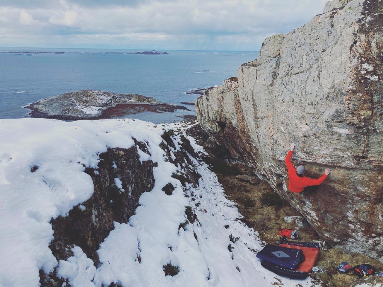 FINT OM HØSTEN: Pablo Christian går «Cap» (6A) på Troningfjellet. Foto: Kjetil Grimsæth FINT OM HØSTEN: Pablo Christian går «Cap» (6A) på Troningfjellet. Foto: Kjetil Grimsæth