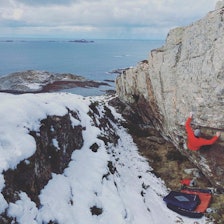 FINT OM HØSTEN: Pablo Christian går «Cap» (6A) på Troningfjellet. Foto: Kjetil Grimsæth FINT OM HØSTEN: Pablo Christian går «Cap» (6A) på Troningfjellet. Foto: Kjetil Grimsæth