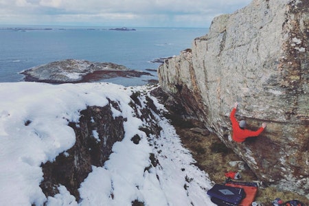 FINT OM HØSTEN: Pablo Christian går «Cap» (6A) på Troningfjellet. Foto: Kjetil Grimsæth