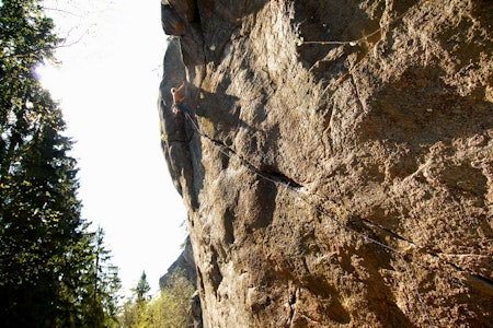 I sola: Britiske Leo Houlding onsighter Fenriss (7+) på Fjell utenfor Oslo. Foto: Dag Hagen Fenriss klatring i Oslo