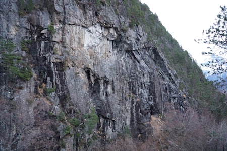 NYTT KLATREFELT: Helveten ved Åndalsnes skal utvikles som klatrefelt med moderate ruter, og store deler av regninga skal betales med offentlige penger. Dette er østre del av feltet. Foto: Halvor Hagen 