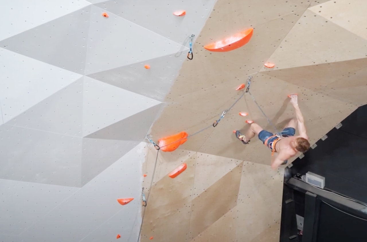 JOBB: For Magnus Midtbø er det jobb p både skru og klatre foran kamera. Dette er i Kristiansand klatresenter, hvor han er medeier. Magnus Midtbø Kristiansand klatresenter