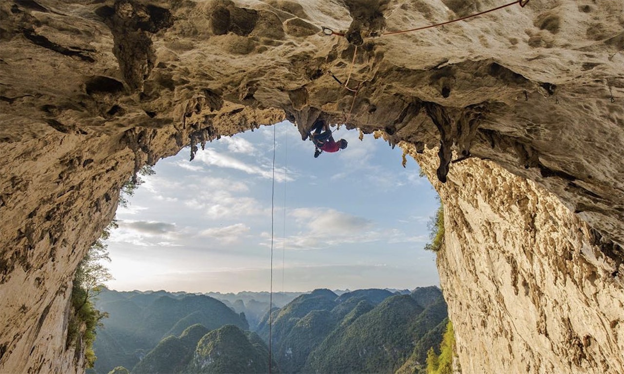 BRATT: Spanske Edu Marín i ferd med å klore seg opp verdens lengste og vanskeligste takoverheng; Valhalla i Kina. Edu Marin Valhalla klatring