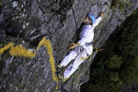 Fire klatrere har vært en måned i Østveggen på Kolsås for å øve inn en koreografi. På forestillingsdagen ble koregrafien merket med nedbrytbart pigment. Foto: Tormod Granheim Fire klatrere har vært en måned i Østveggen på Kolsås for å øve inn en koreografi. På forestillingsdagen ble koregrafien merket med nedbrytbart pigment. Foto: Tormod Granheim