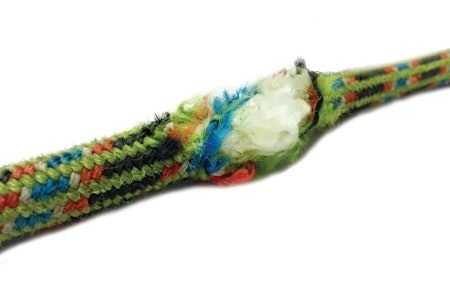 Pass på tauet: Hvis strømpen er kuttet og kjernen i tauet er synlig, må tauet kasseres eller kappes. Foto: Nikolai Kolstad Pass på tauet: Hvis strømpen er kuttet og kjernen i tauet er synlig, må tauet kasseres eller kappes. Foto: Nikolai Kolstad