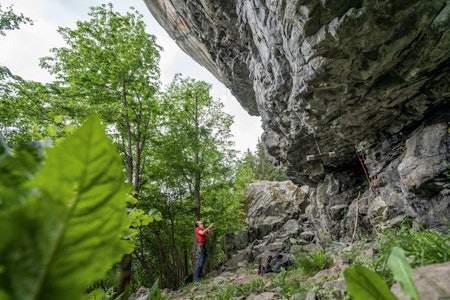 VISUALISERING: Første del av ruta, fram til første anker, heter Kleines. Her ser du topprisset lengst til venstre toppveggen. VISUALISERING: Første del av ruta, fram til første anker, heter Kleines. Her ser du topprisset lengst til venstre toppveggen.
