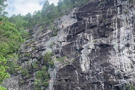 OFFENTLIGE PENGER: I dette stupet like ved Åndalsnes er det etablert femti klatreruter med statlige penger. Og enda flere ruter er på gang. Foto: Halvor Hagen Klatring Romsdal Helveten