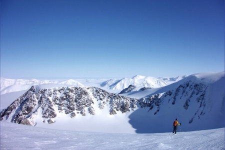 ATOMFJELLA: Svalbard er fullt av fine toppturer, og blant områdene i boka mener Poli at de alpine Atomfjella skiller seg ut. Bilde: Giovanni Poli/Ski Touring in Svalbard