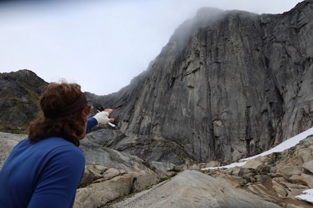 STORE BLÅMANN: Thomas Meling peker opp på Store Blåmann. Her gikk gutta ruta Atlantis (8-/8). Foto: Finn Hovem STORE BLÅMANN: Thomas Meling peker opp på Store Blåmann. Her gikk gutta ruta Atlantis (8-/8). Foto: Finn Hovem