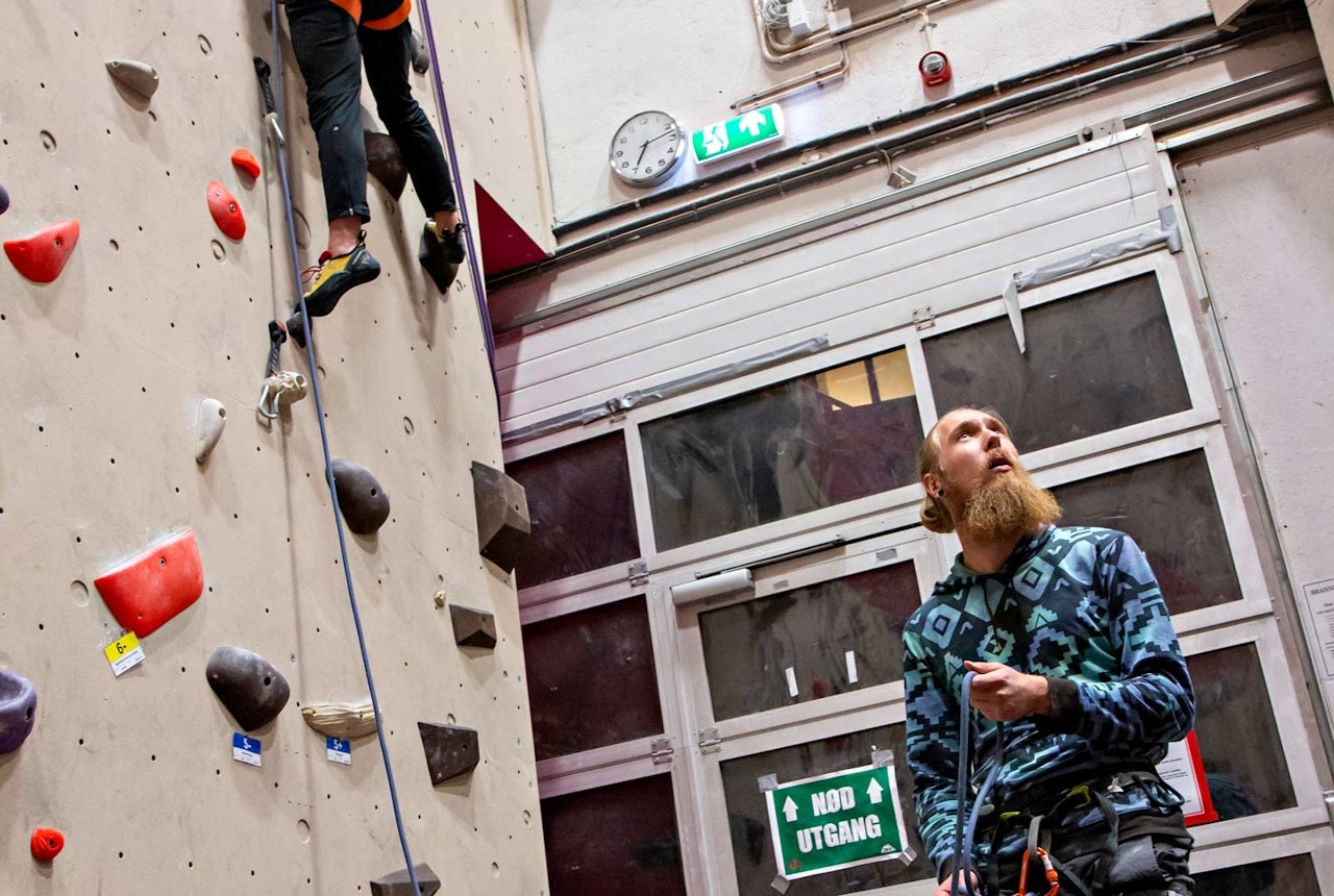 FØLG MED: En alvorlig situasjon med umiddelbart bakkefall som risiko, som enkelt kunne vært unngått. Bildet er arrangert. Foto: Chad Stokes FØLG MED: En alvorlig situasjon med umiddelbart bakkefall som risiko, som enkelt kunne vært unngått. Bildet er arrangert. Foto: Chad Stokes