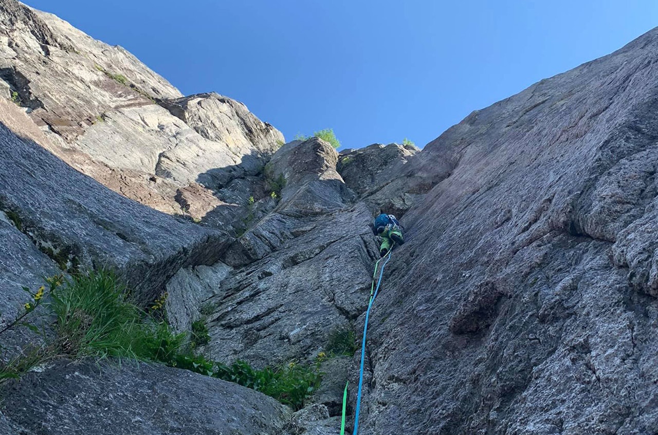 FØRSTE FRIBESTIGNING: Jan Eivind Danielsen (bildet) har skrevet en usedvanlig leseverdig historie fra hans og Jon Egil Auestads første fribestigning av ruta Intet nytt fra Vestfronten på Kjerag. Foto: Jon Egil Auestad