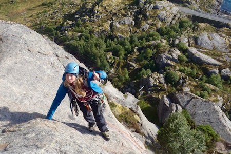 PIANOHANDLER LUNDS RUTE (4+): Solveig Sæbø koser seg en ettermiddag på Pianohandler Lunds rute i Lofoten. Foto: Lisa Kvålshaugen Bjærum Klatring grad 4 naturlige sikringer Pianohandler Lund Lofoten