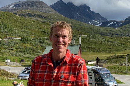 Sigbjørn ble feira på Turtagrø hotell med champis etter 100 ganger på Storen. Foto: Ingunn Weka Sigbjørn Veslegard, Store Skagastølstind, Turtagrø hotell, Storen