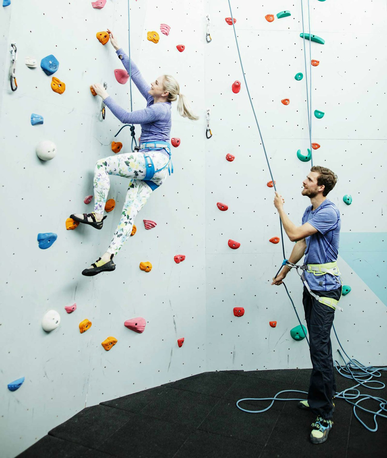Bildetekst: Sikkerhet inne: Sikringskjeden er skjør og det er stadige farlige hendelser. Sikkerhetsnestor Odd Magne Øgreid oppfordrer til bruk av sikringshansker ved bruk av både vanlig tubebrems og Grigri. Foto: Kjell Ruben Strøm Bildetekst: Sikkerhet inne: Sikringskjeden er skjør og det er stadige farlige hendelser. Sikkerhetsnestor Odd Magne Øgreid oppfordrer til bruk av sikringshansker ved bruk av både vanlig tubebrems og Grigri. Foto: Kjell Ruben Strøm